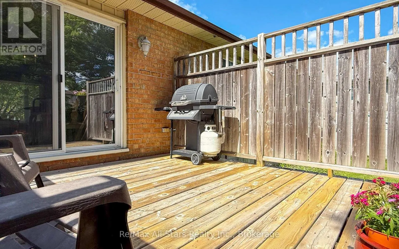 39 APPLEWOOD CRESCENT