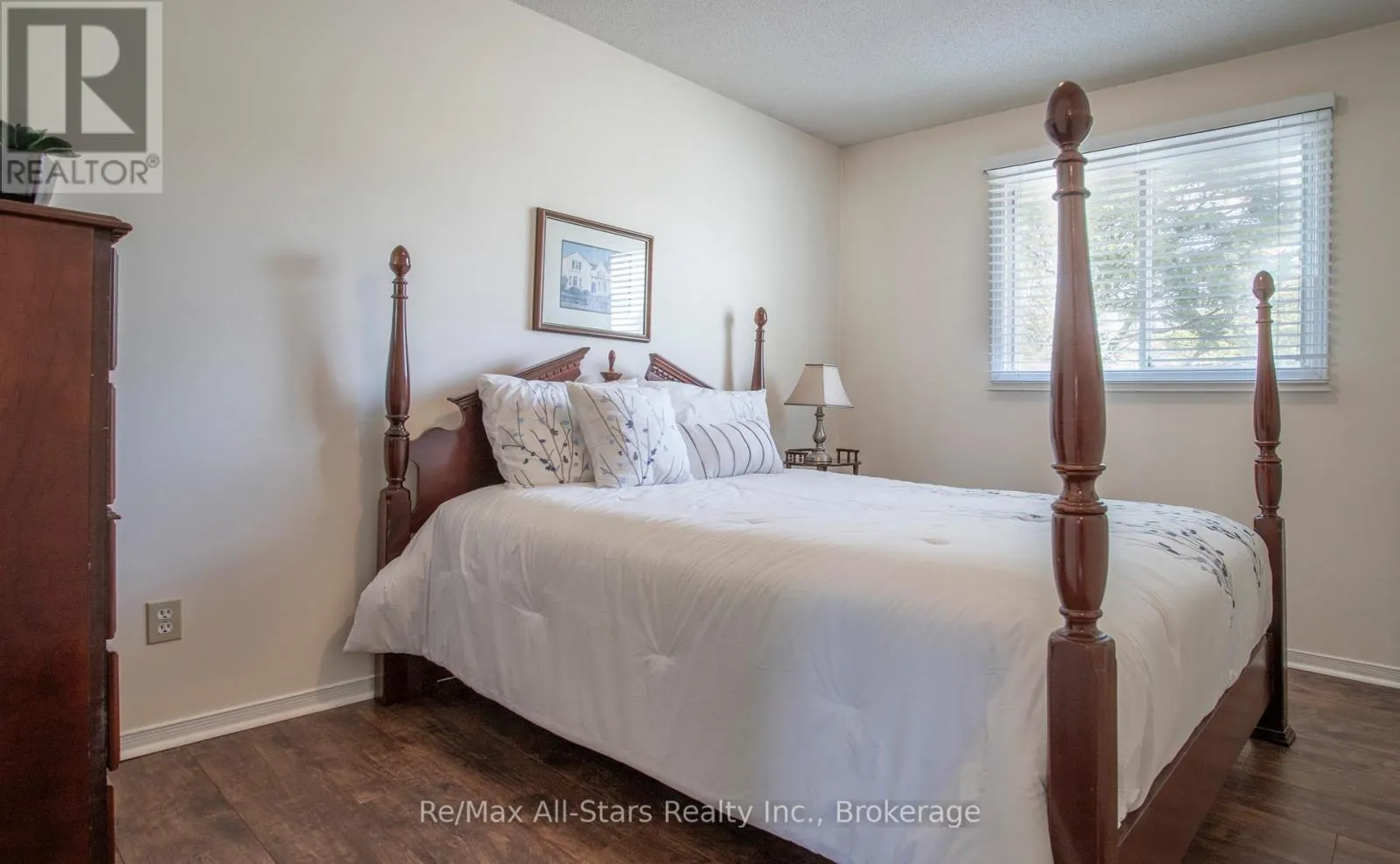 39 APPLEWOOD CRESCENT