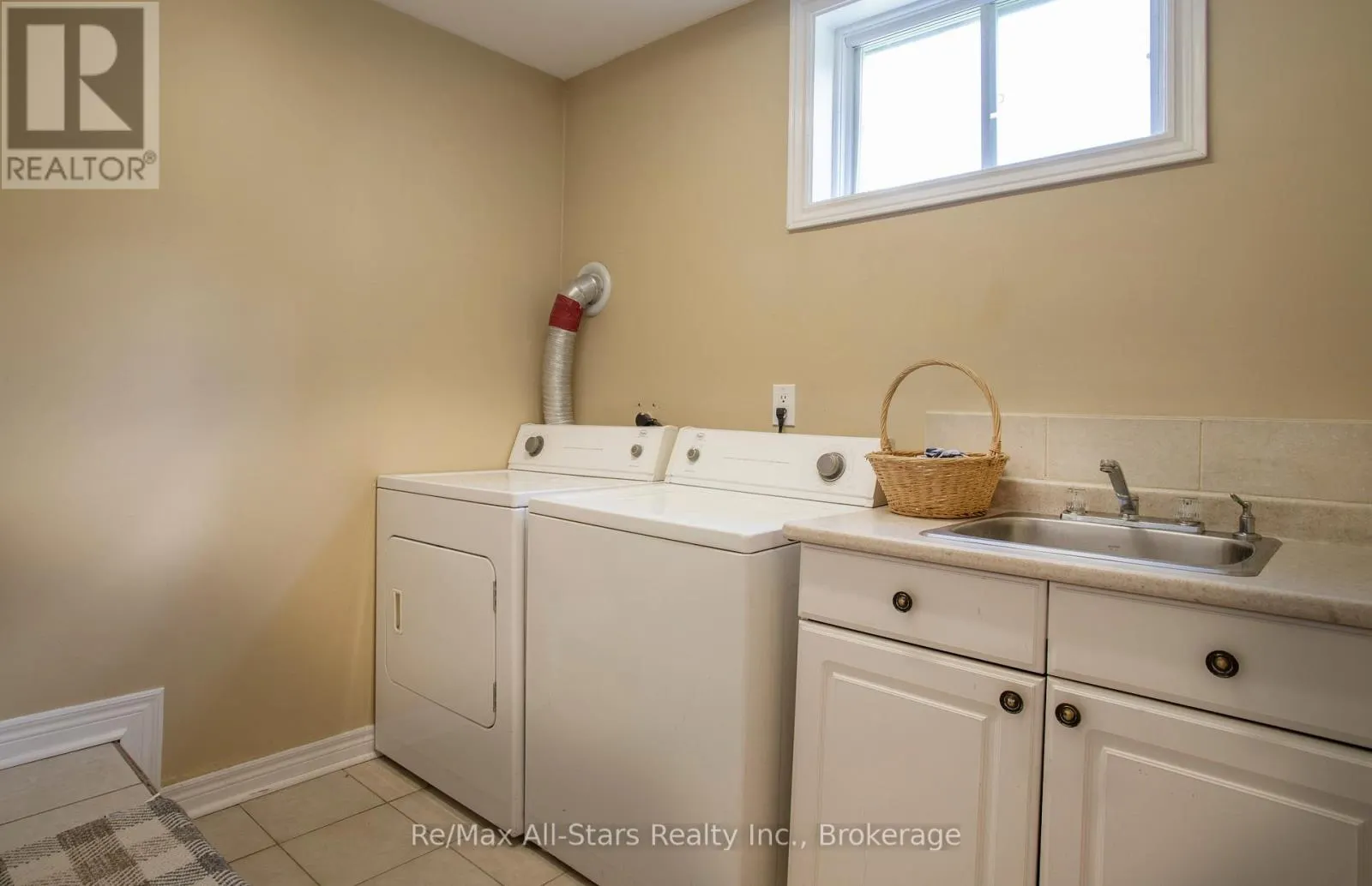 39 APPLEWOOD CRESCENT