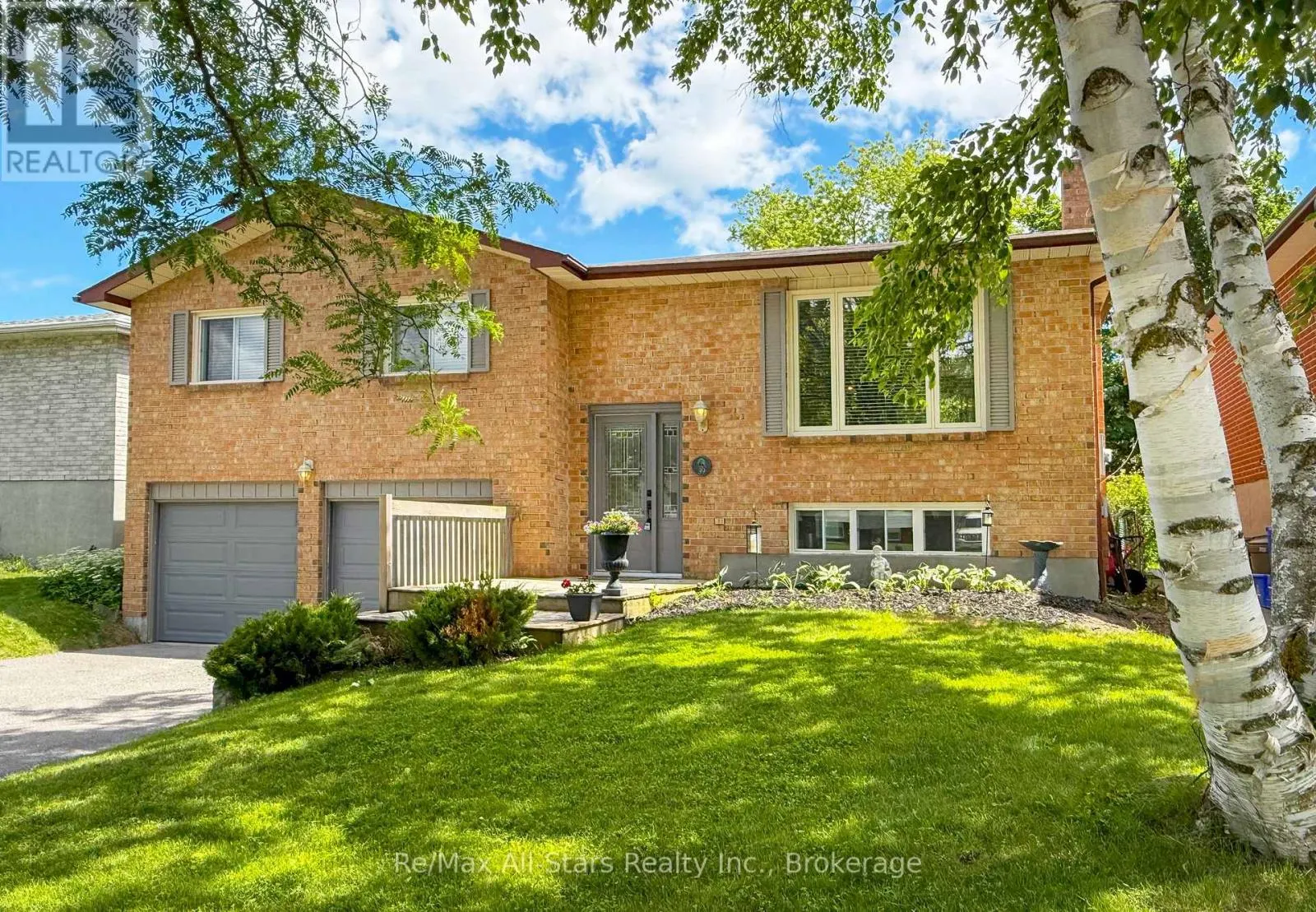 39 APPLEWOOD CRESCENT