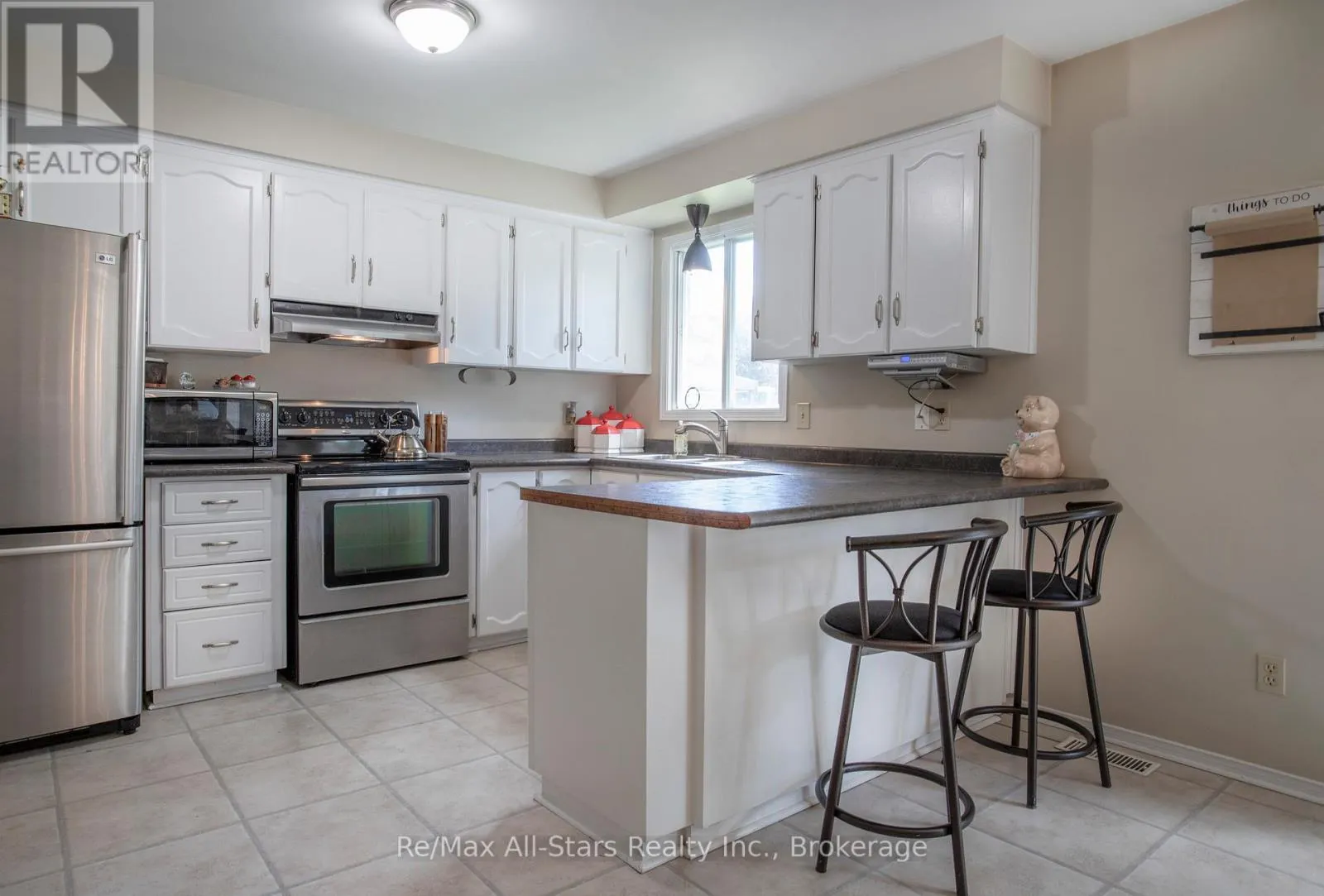 39 APPLEWOOD CRESCENT