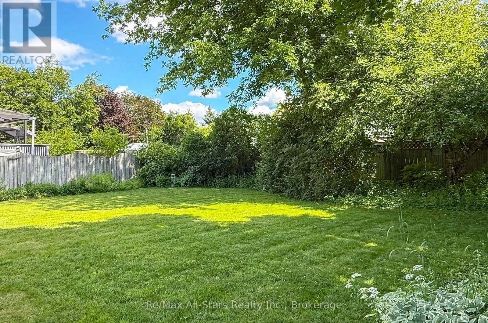 39 APPLEWOOD CRESCENT