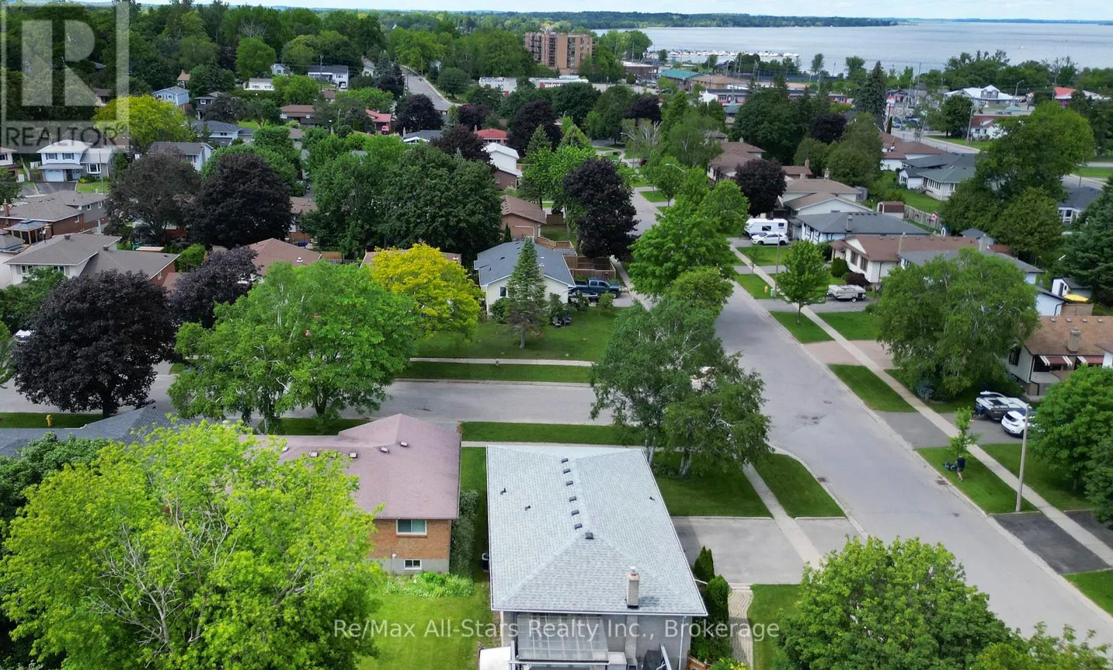 39 APPLEWOOD CRESCENT