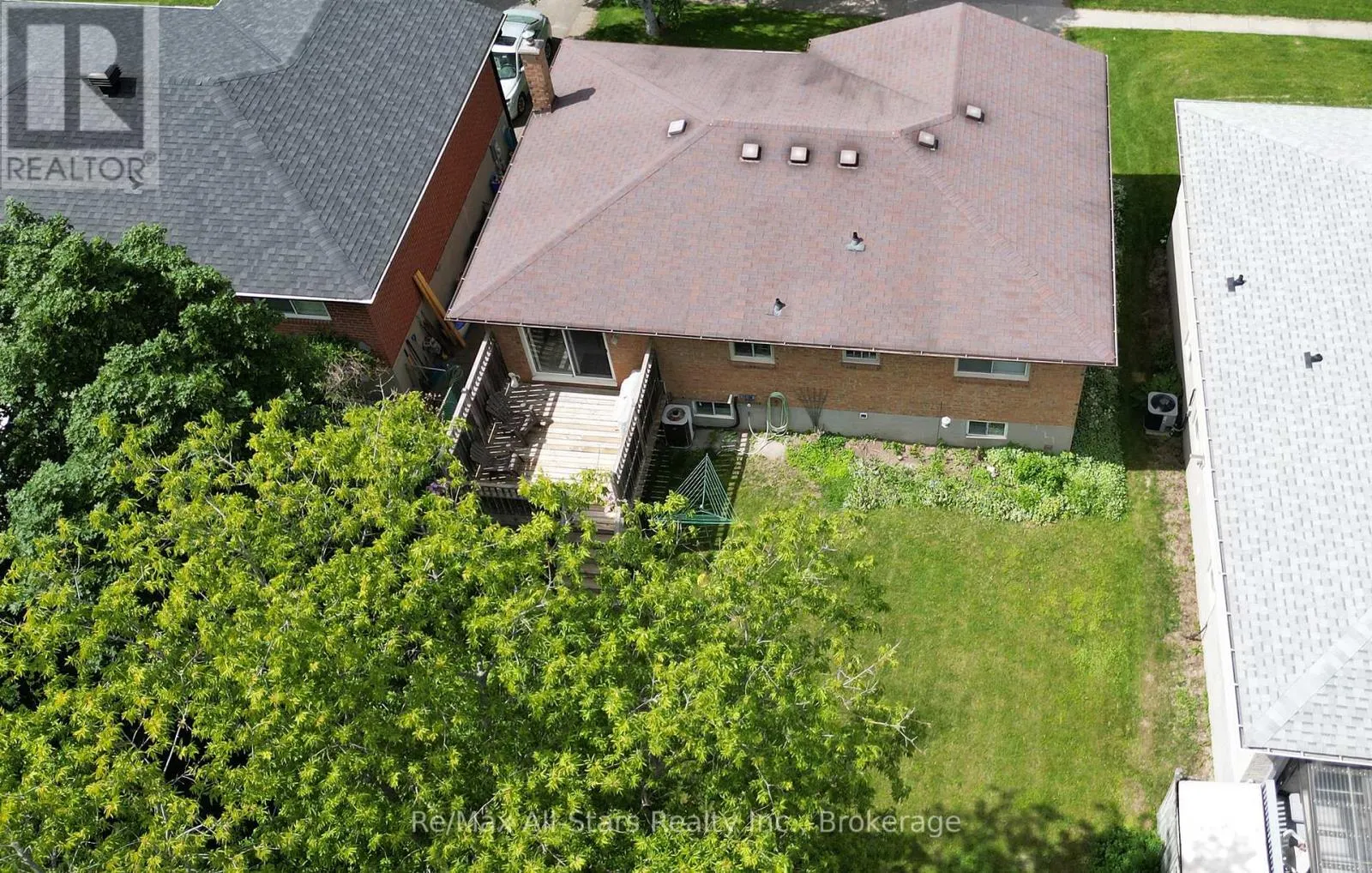 39 APPLEWOOD CRESCENT