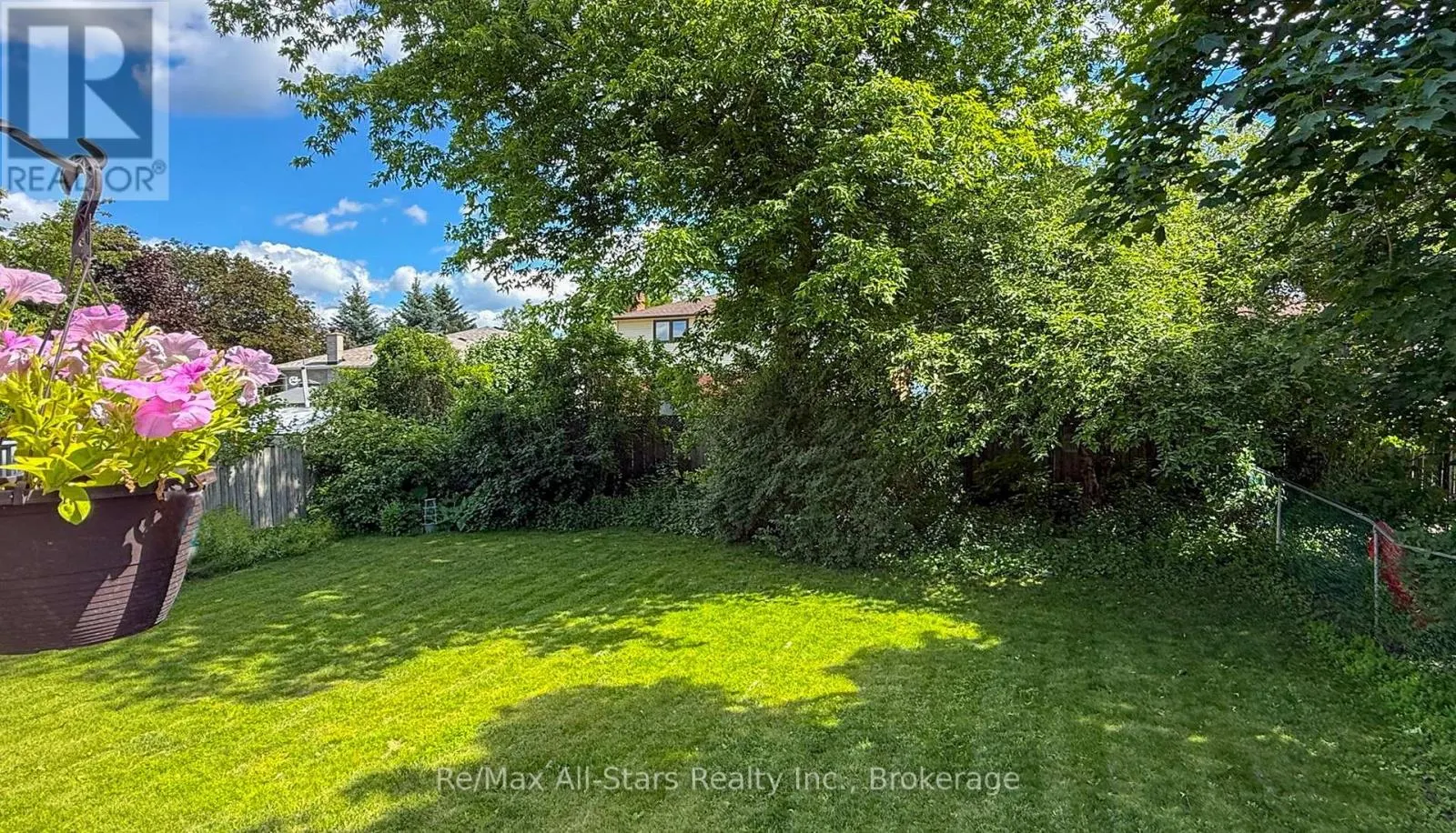 39 APPLEWOOD CRESCENT