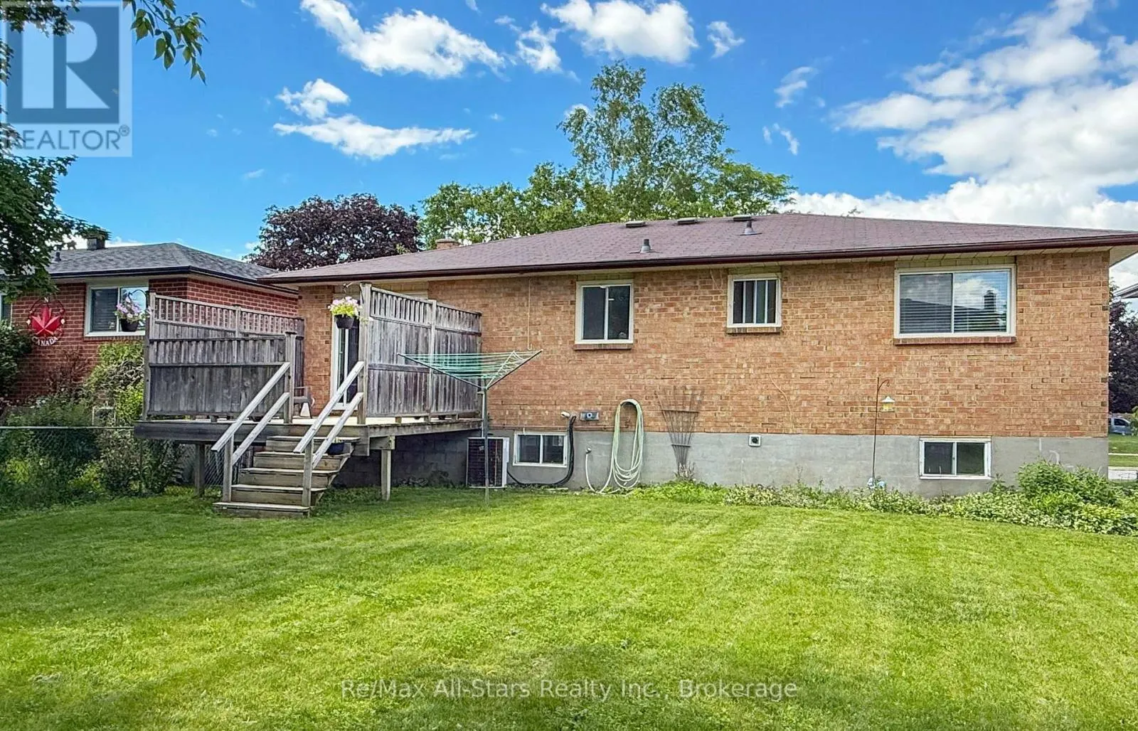 39 APPLEWOOD CRESCENT