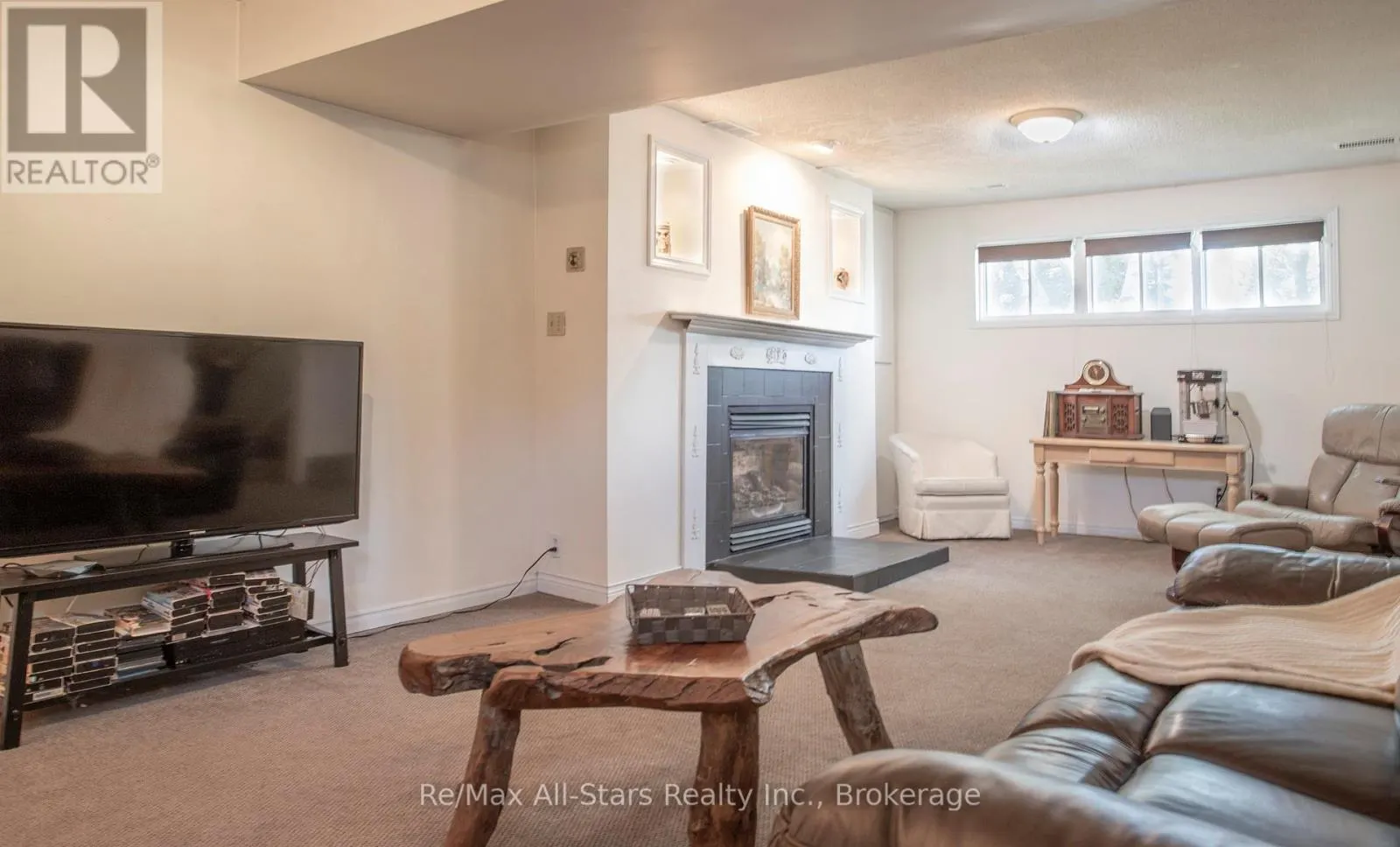 39 APPLEWOOD CRESCENT