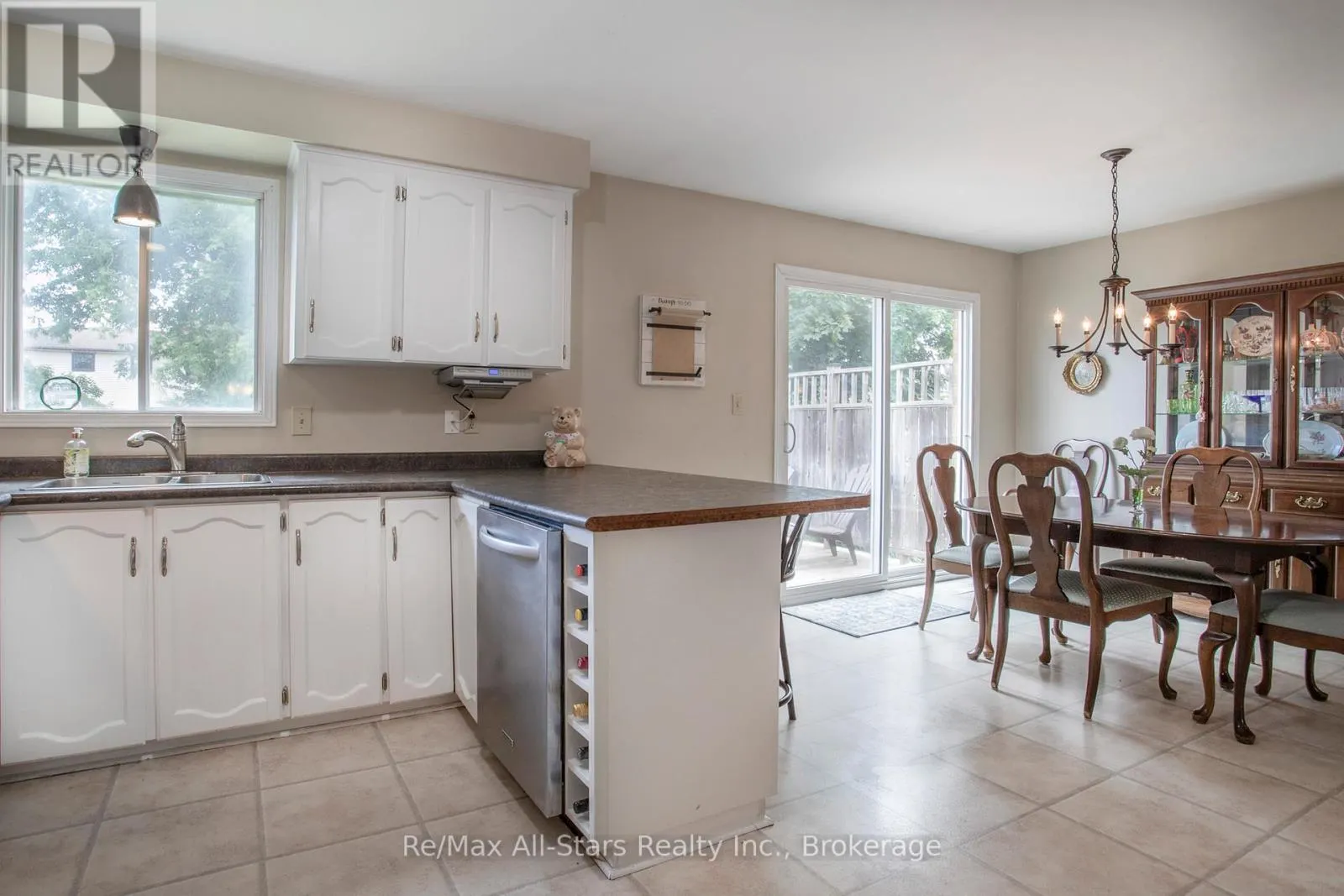 39 APPLEWOOD CRESCENT