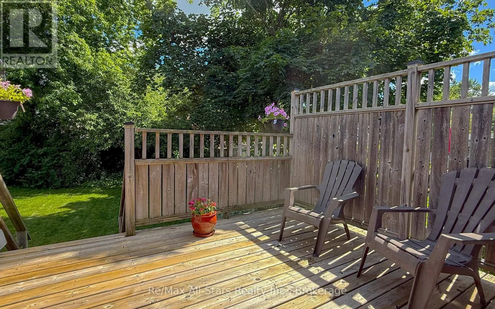 39 APPLEWOOD CRESCENT