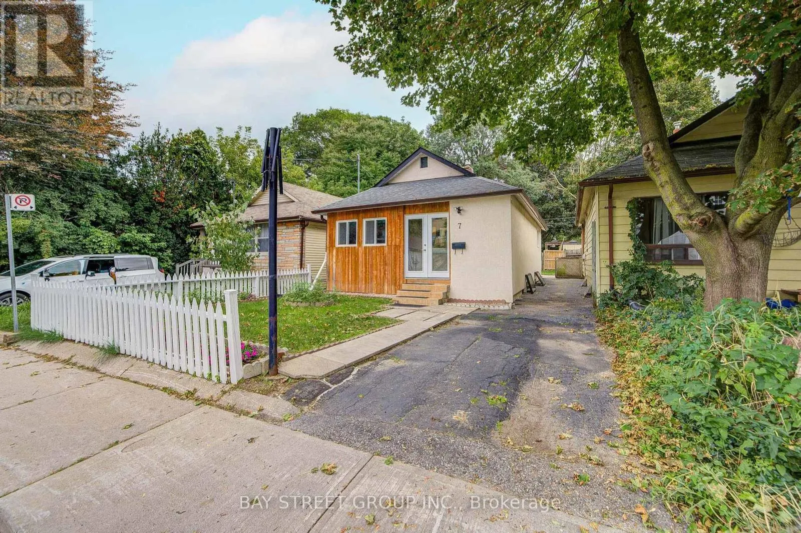7 EMMOTT AVENUE