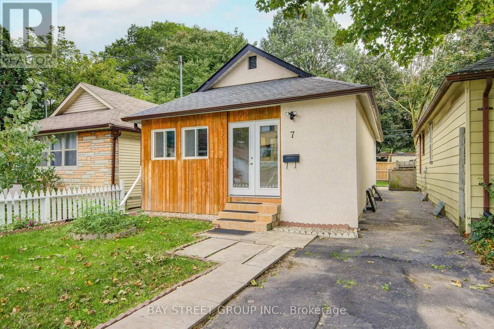 7 EMMOTT AVENUE