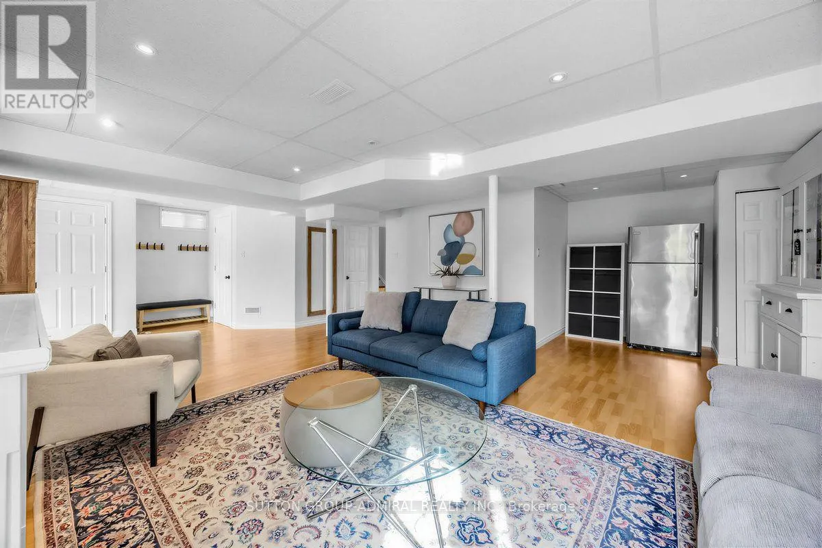 12 SHERRINGTON DRIVE W