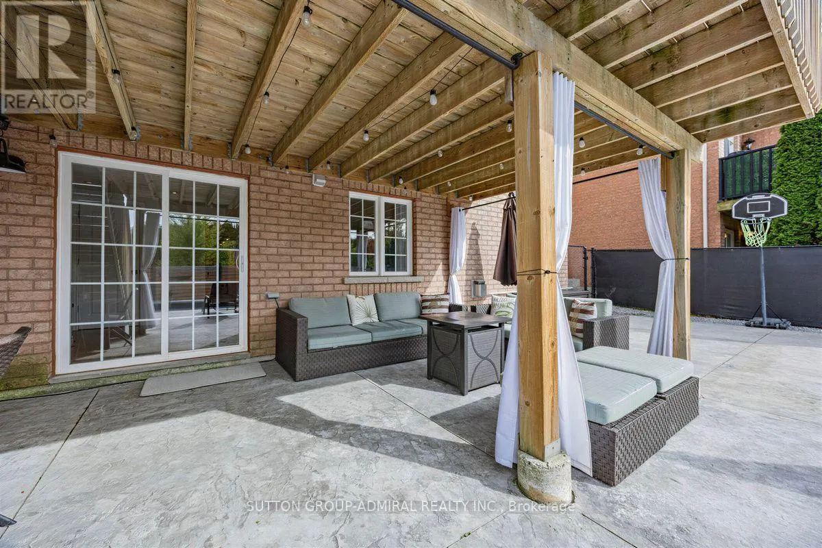 12 SHERRINGTON DRIVE W