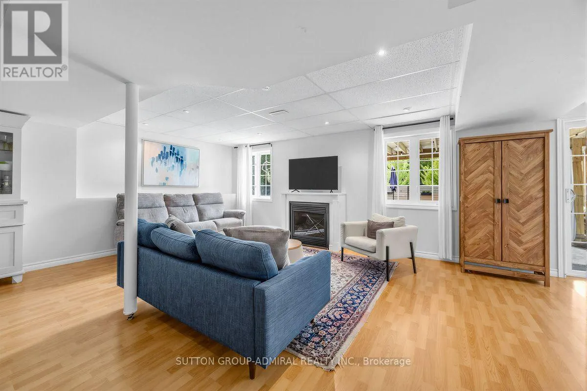12 SHERRINGTON DRIVE W