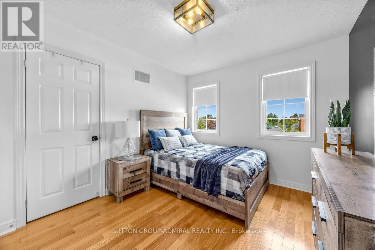 12 SHERRINGTON DRIVE W