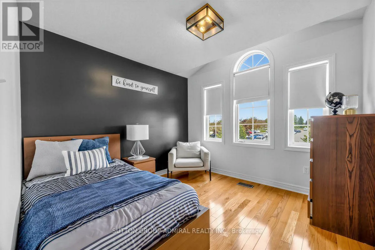 12 SHERRINGTON DRIVE W