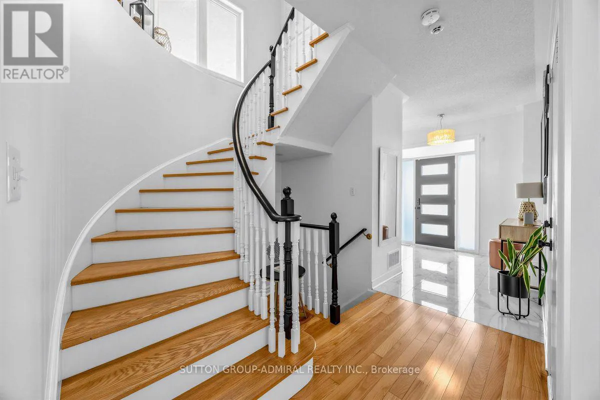 12 SHERRINGTON DRIVE W