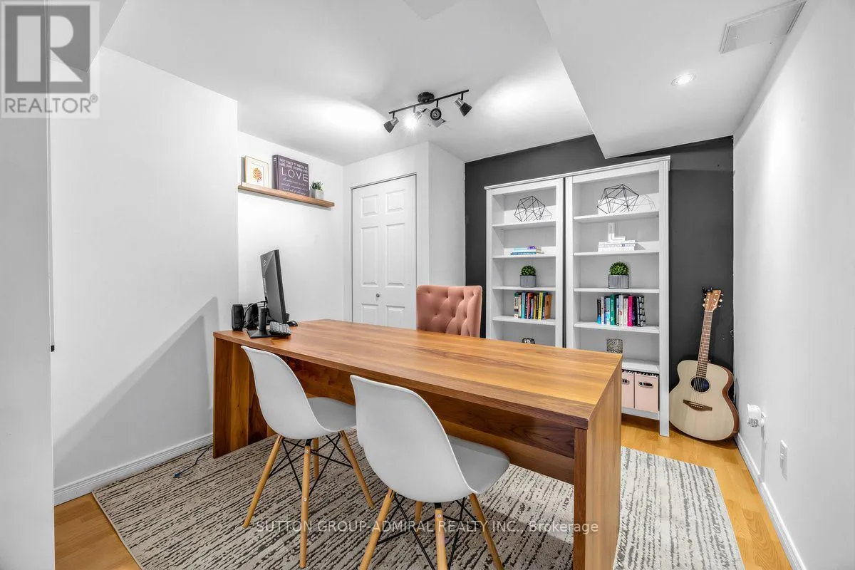 12 SHERRINGTON DRIVE W