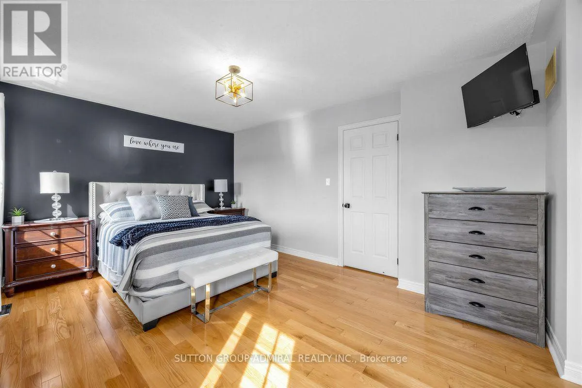 12 SHERRINGTON DRIVE W