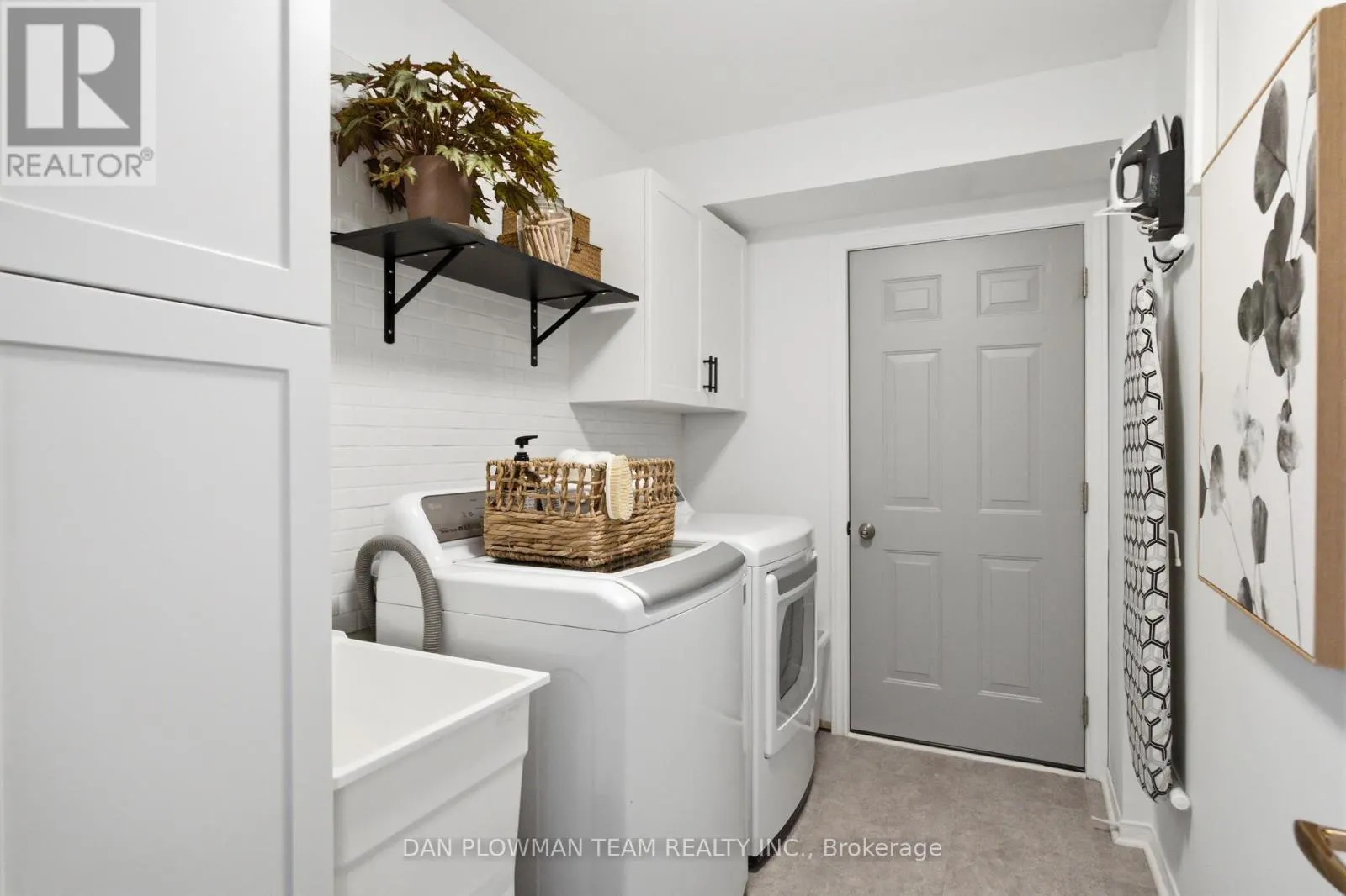 6 SADDLEBROOK COURT
