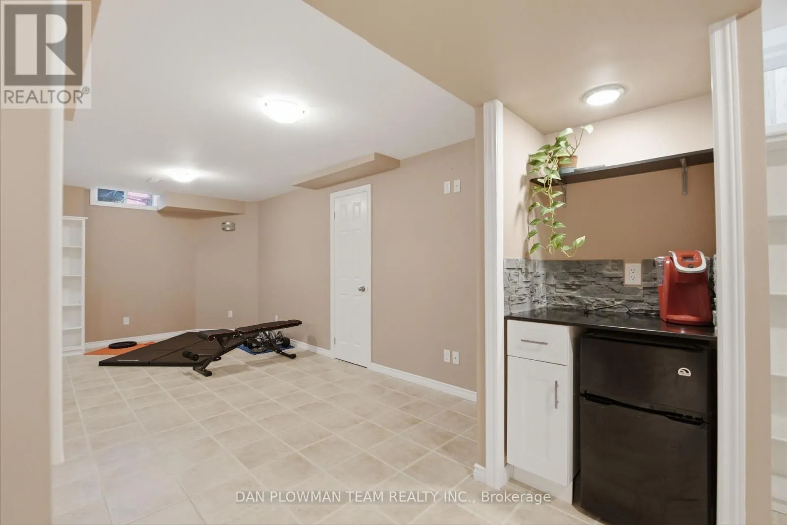 6 SADDLEBROOK COURT