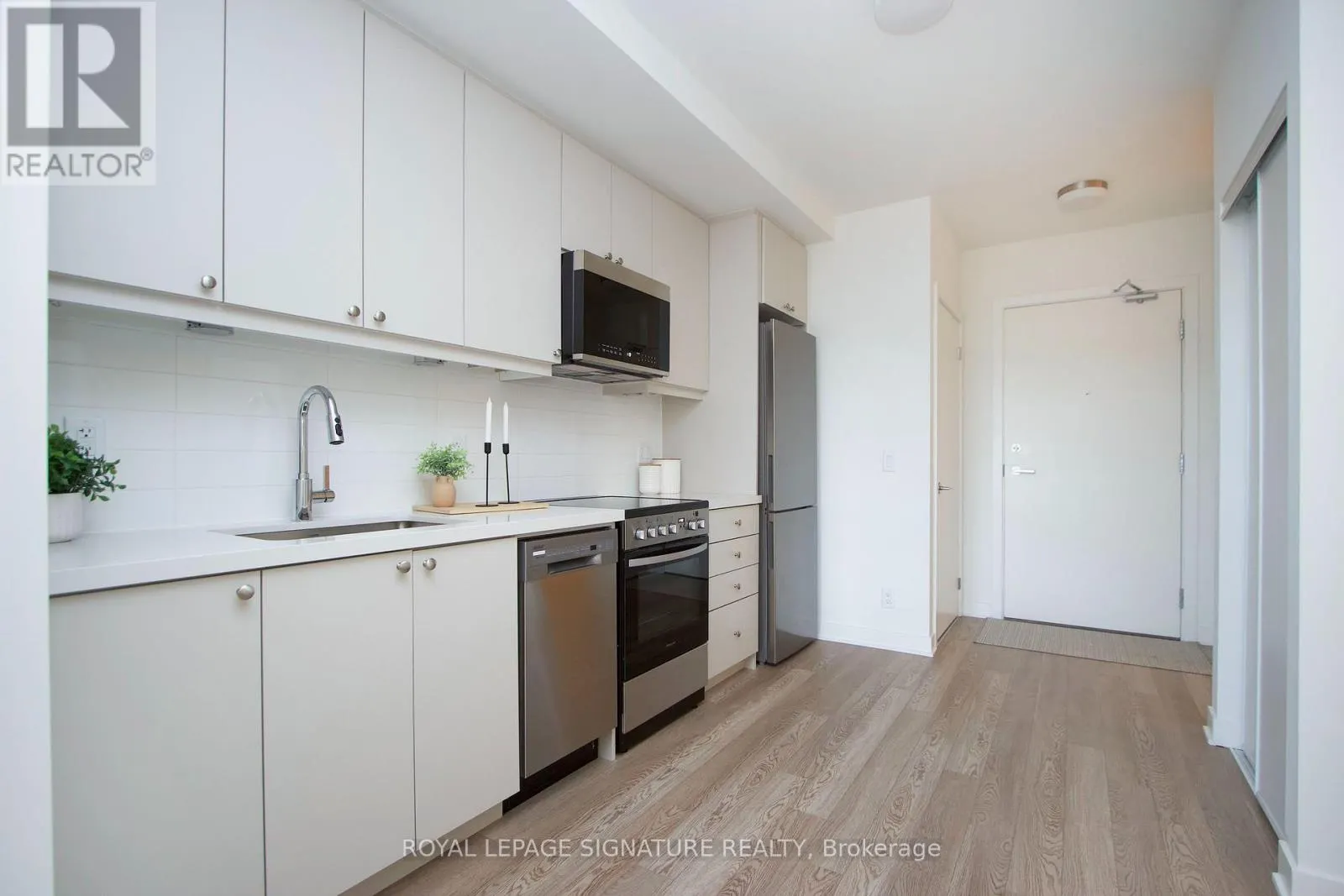 613 - 51 CLARINGTON BOULEVARD