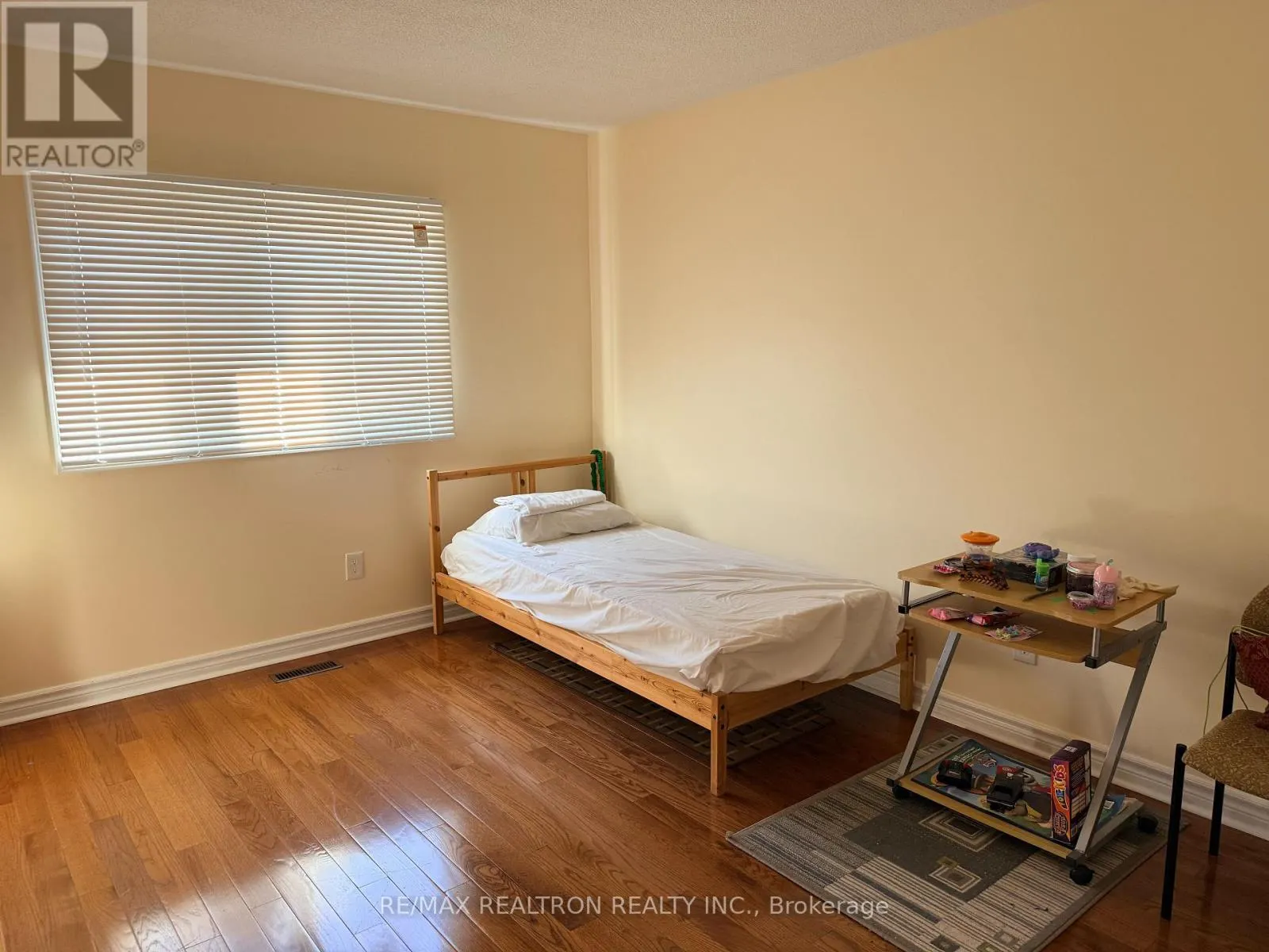 8 WATERSDOWN CRESCENT