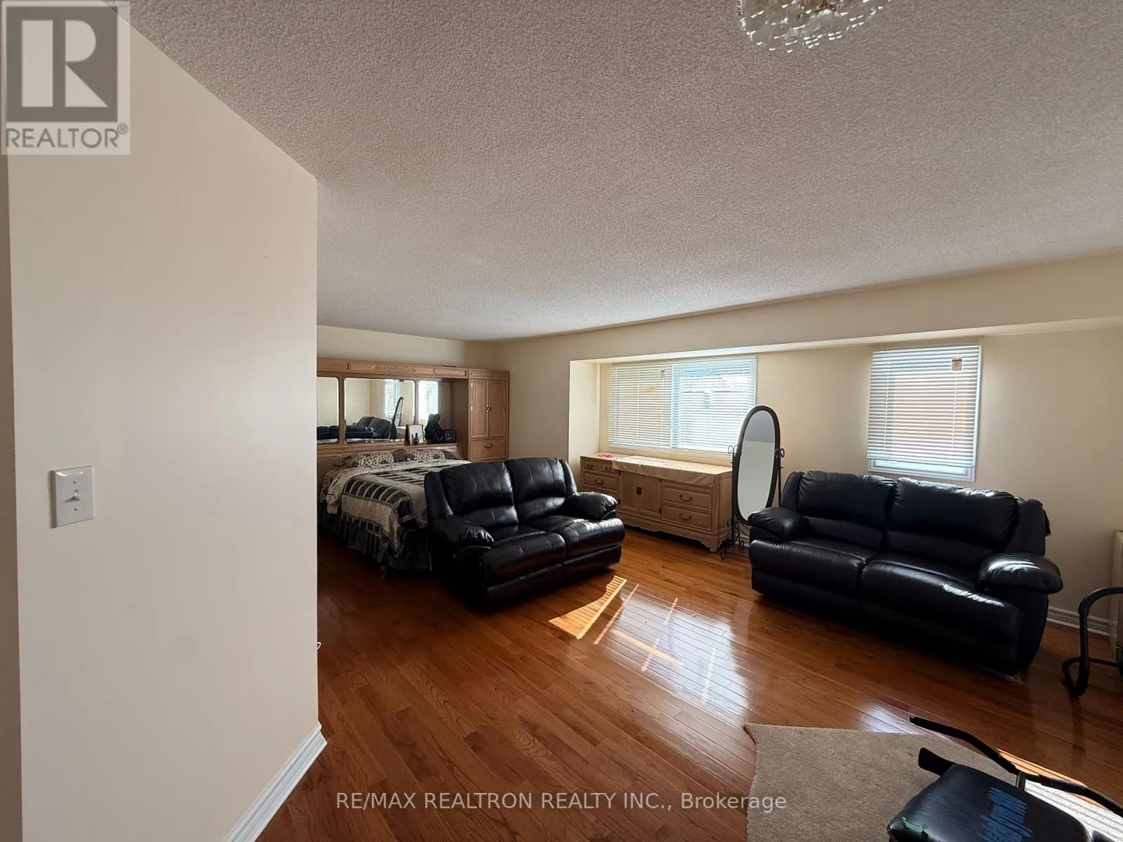 8 WATERSDOWN CRESCENT
