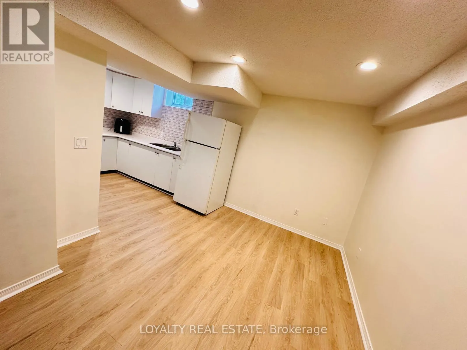 28 THORP CRESCENT