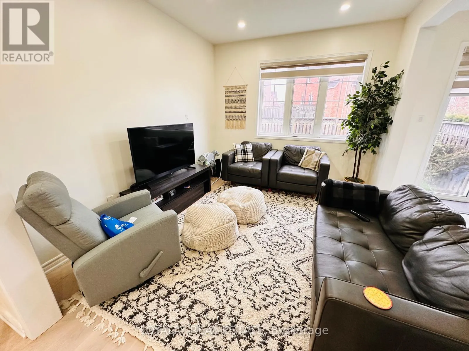 28 THORP CRESCENT
