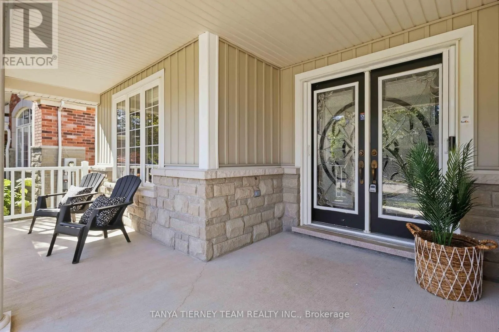 4 BRANTHAVEN COURT