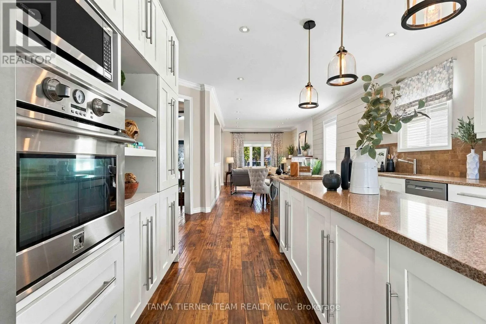 4 BRANTHAVEN COURT