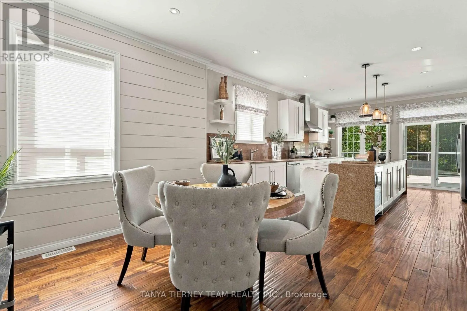 4 BRANTHAVEN COURT