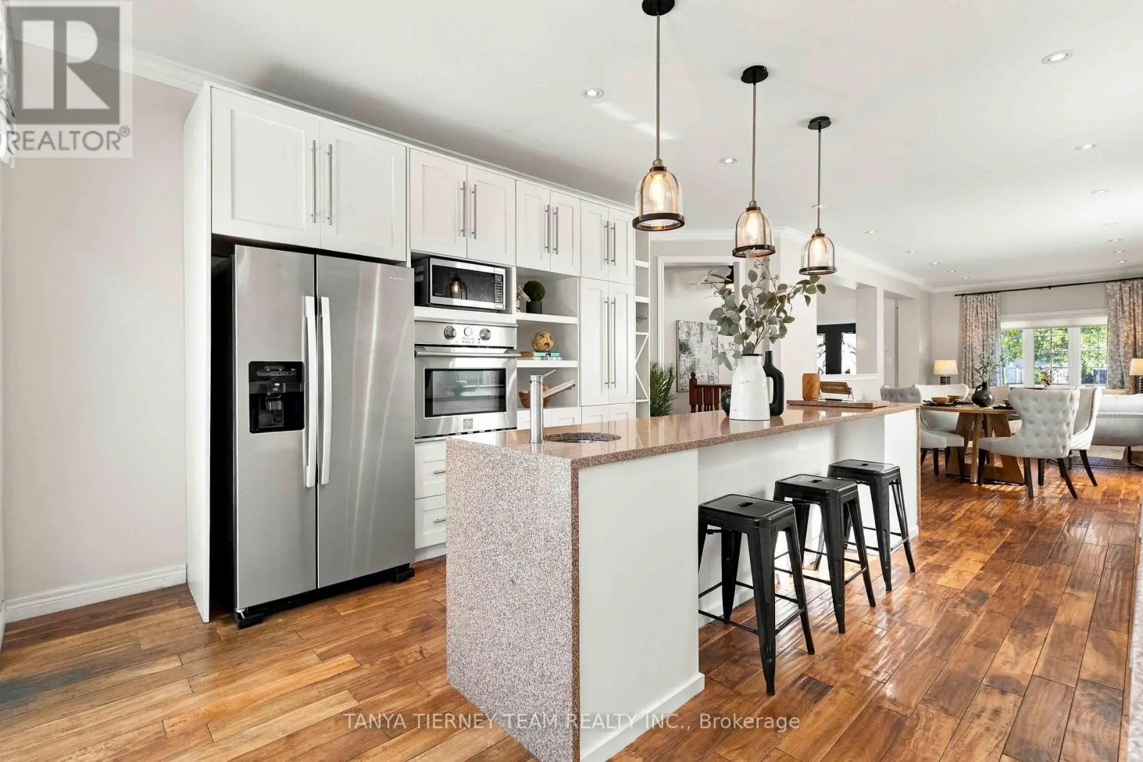 4 BRANTHAVEN COURT