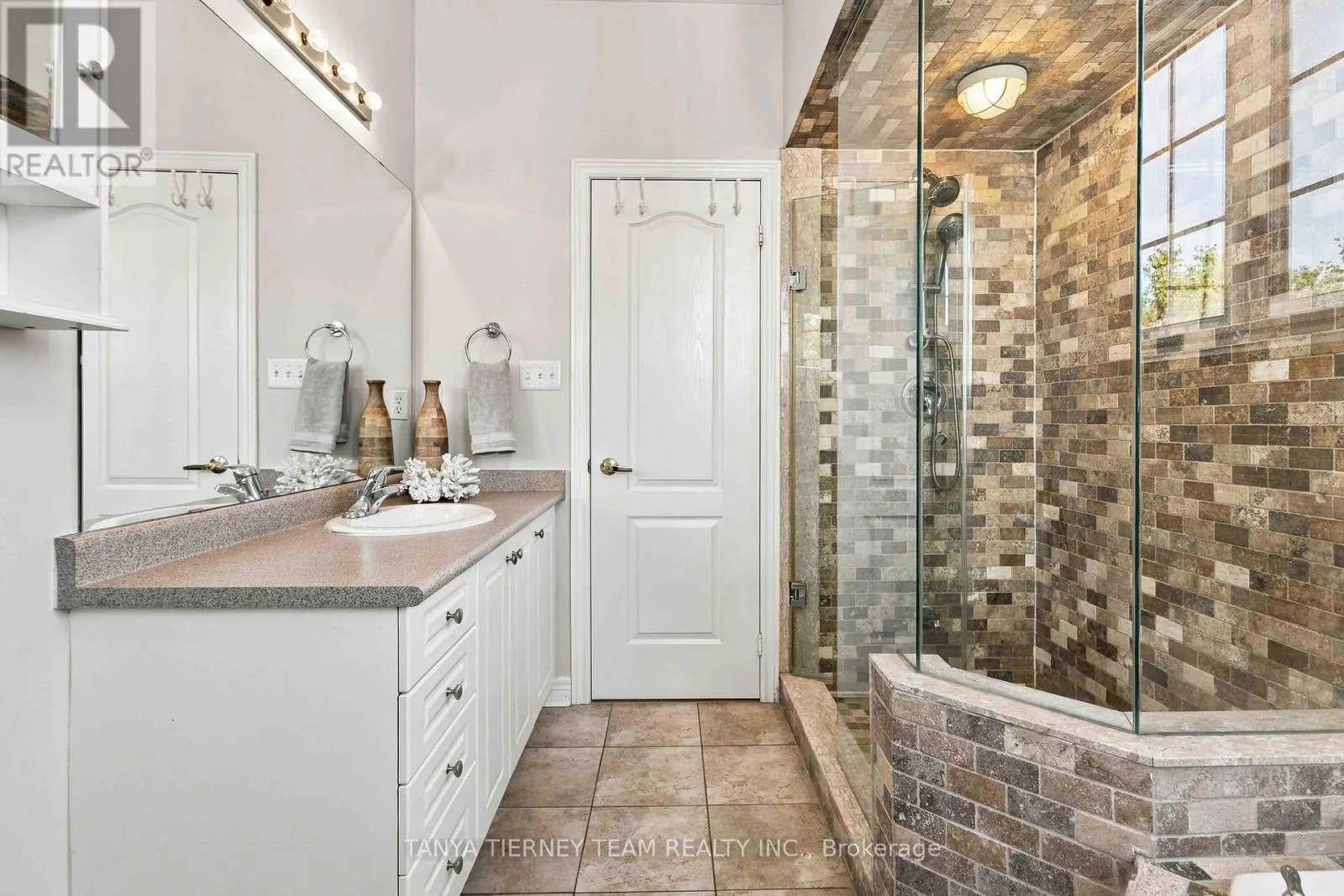 4 BRANTHAVEN COURT