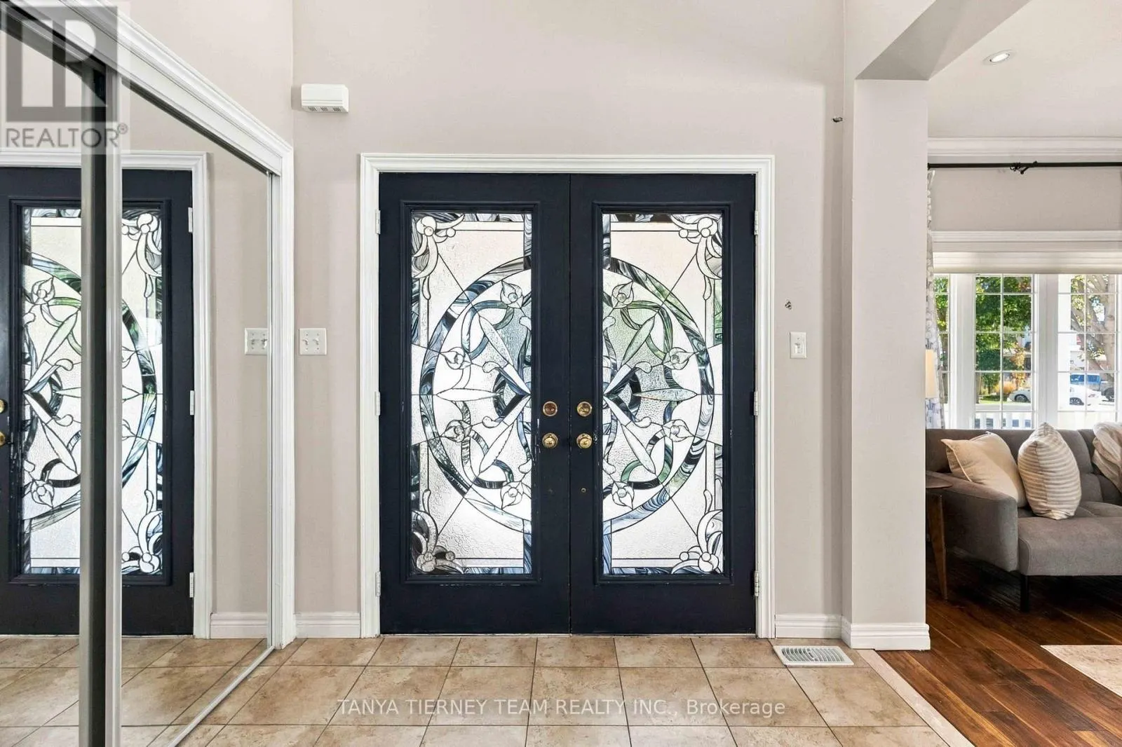 4 BRANTHAVEN COURT
