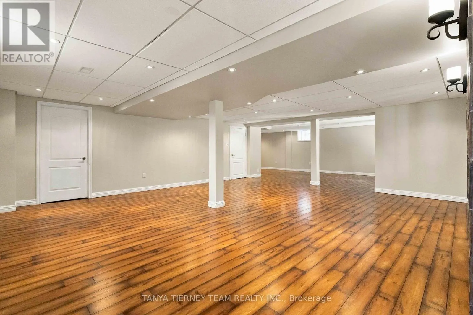 4 BRANTHAVEN COURT