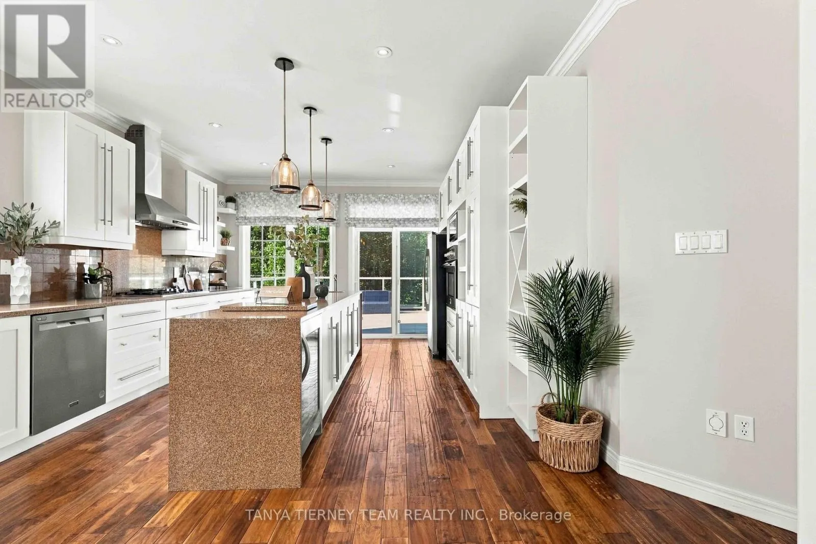 4 BRANTHAVEN COURT