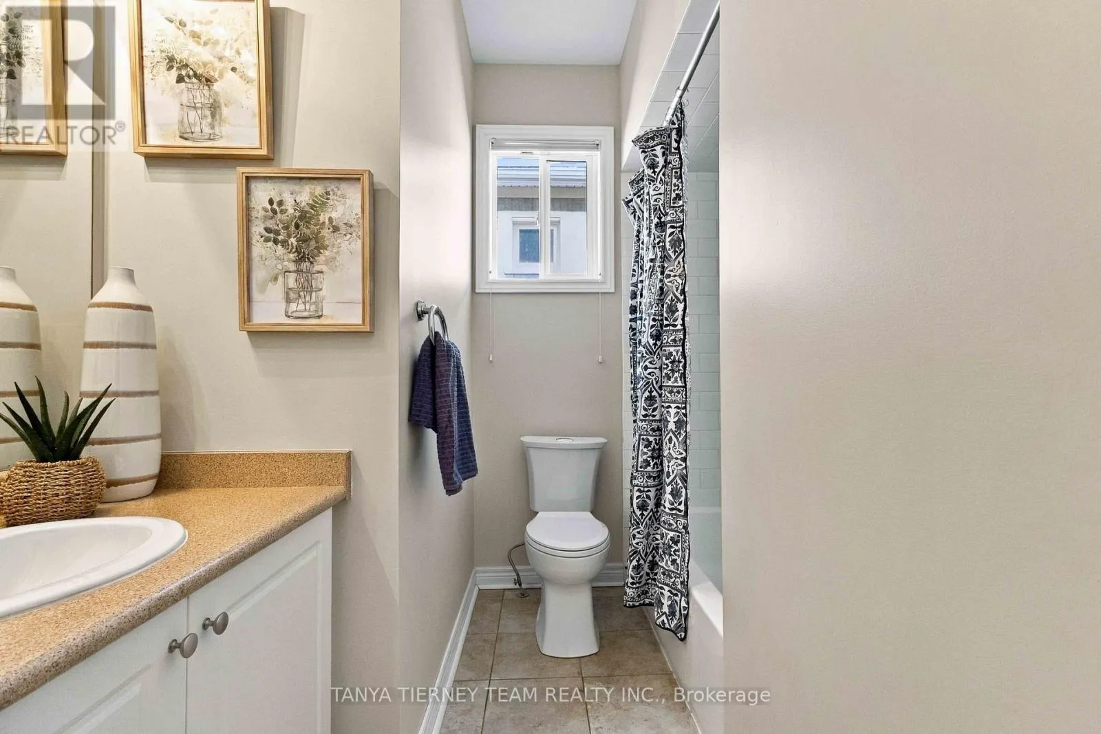 4 BRANTHAVEN COURT
