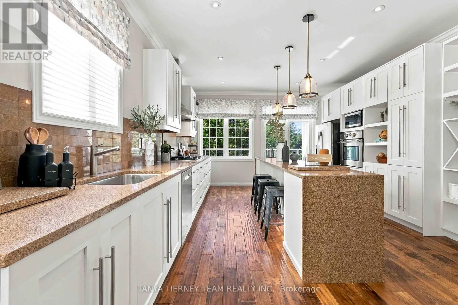 4 BRANTHAVEN COURT