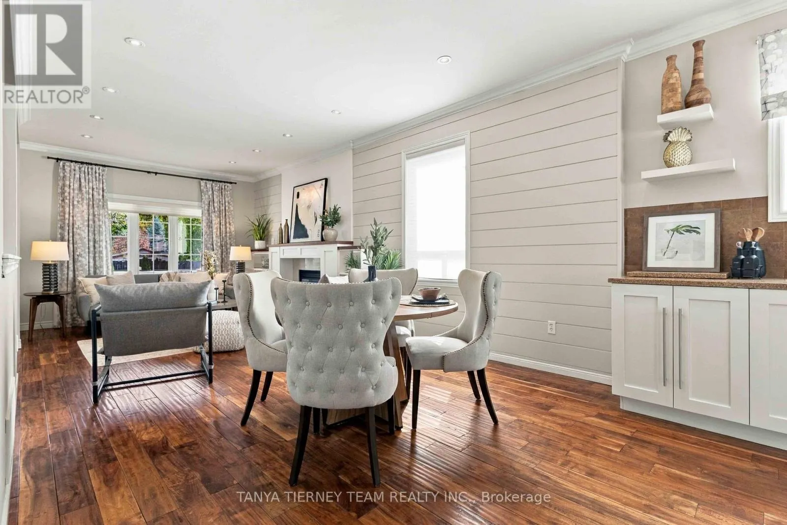 4 BRANTHAVEN COURT