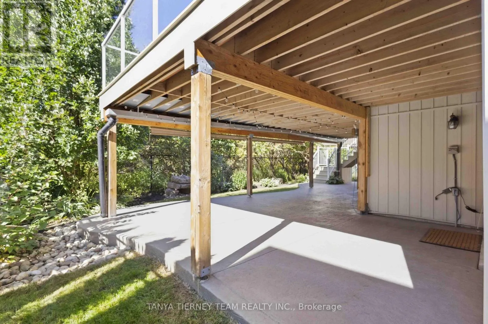 4 BRANTHAVEN COURT