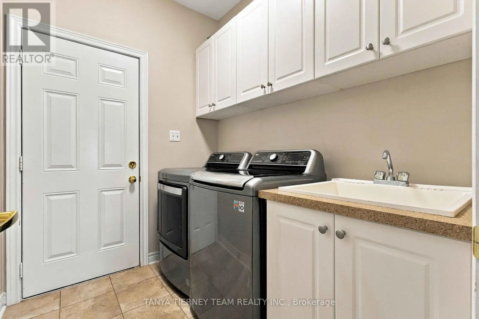 4 BRANTHAVEN COURT