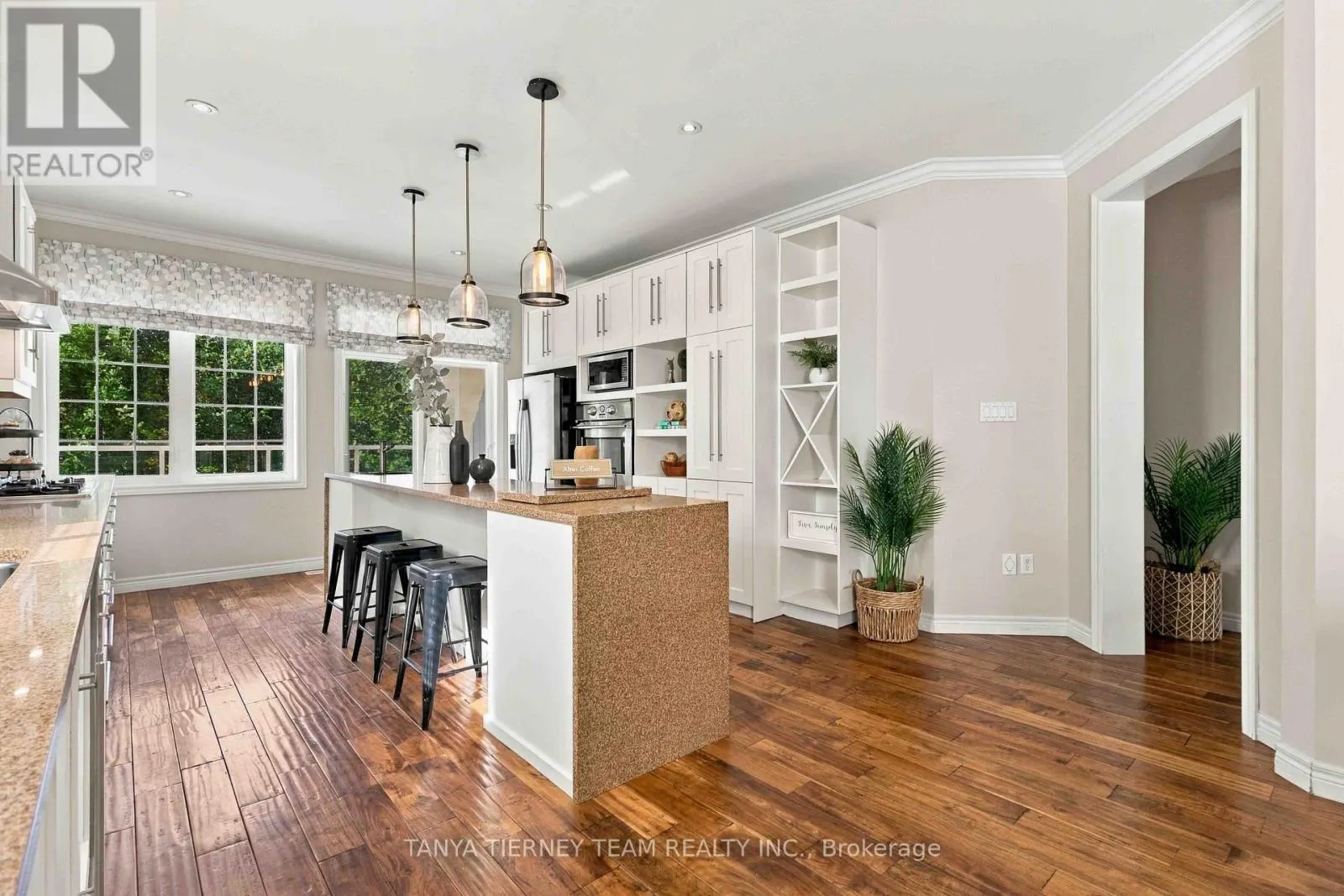 4 BRANTHAVEN COURT