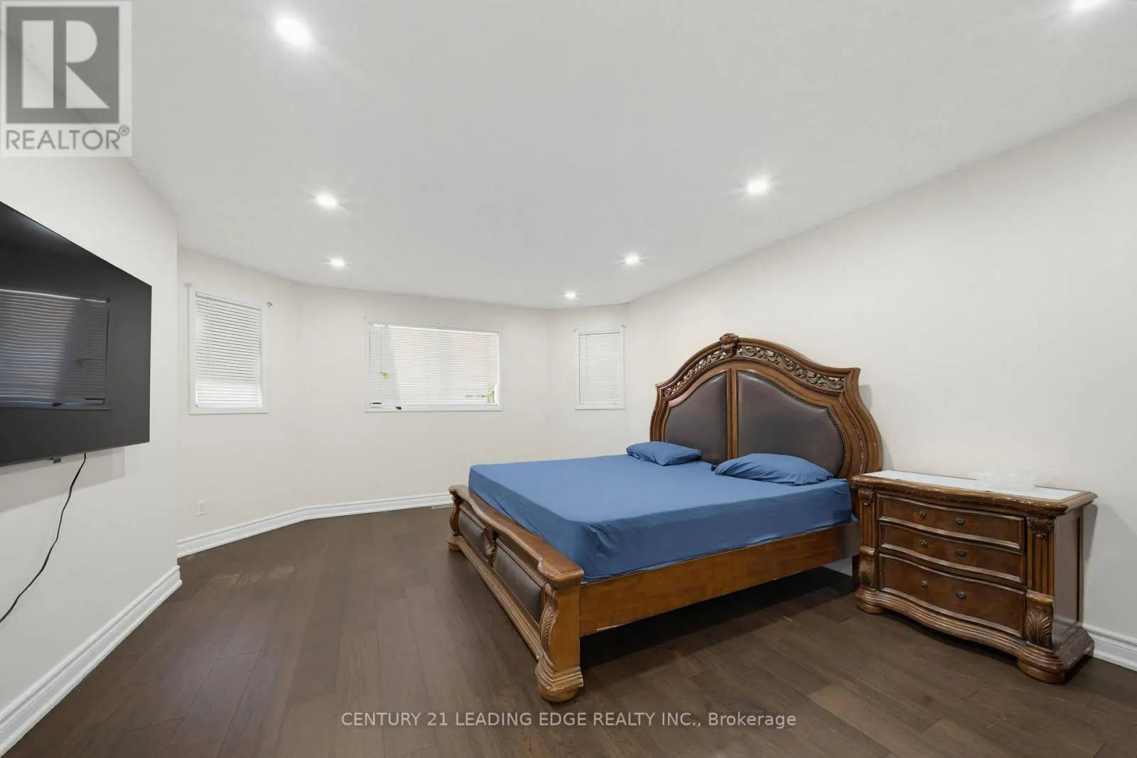 2353 WILDWOOD CRESCENT