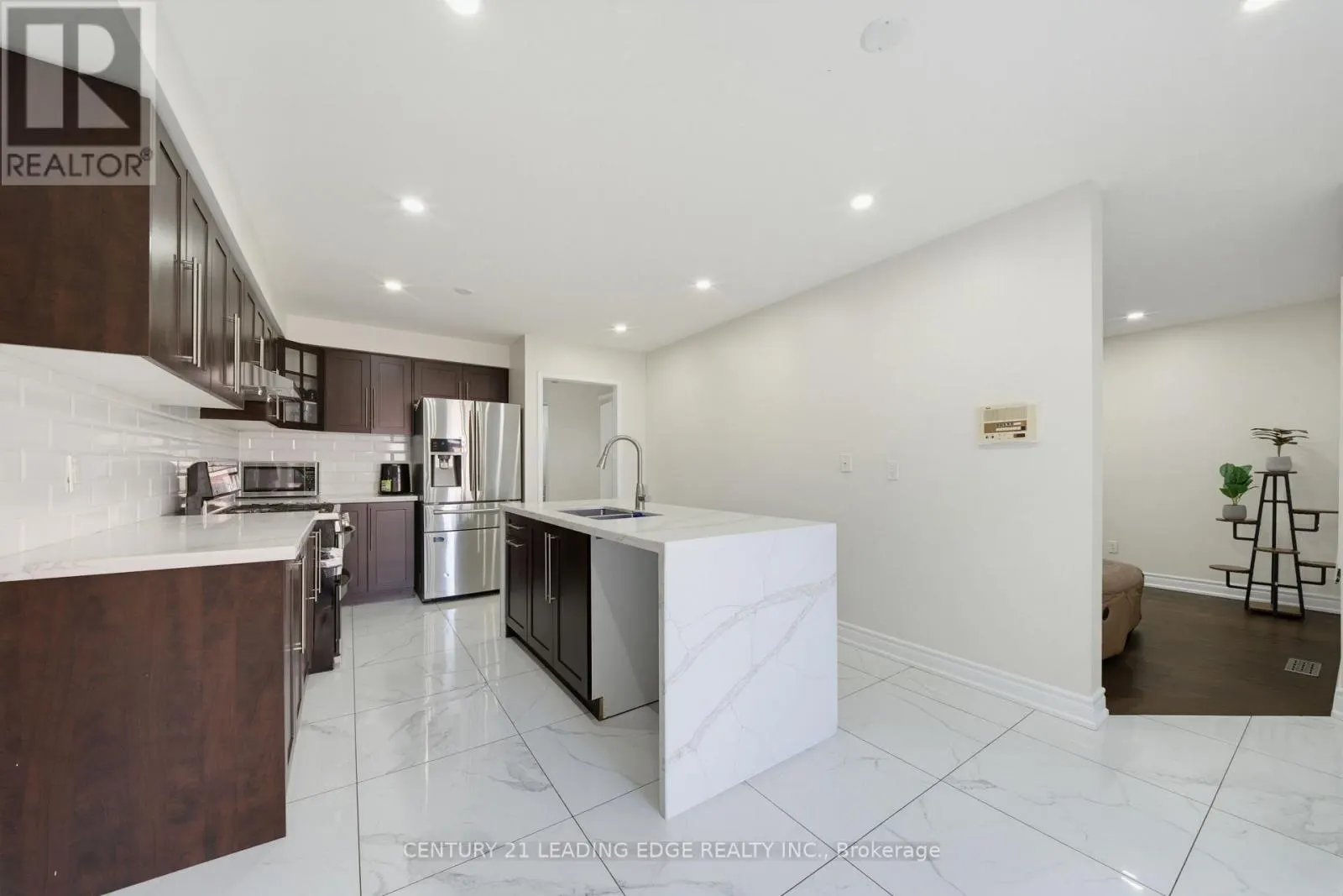2353 WILDWOOD CRESCENT