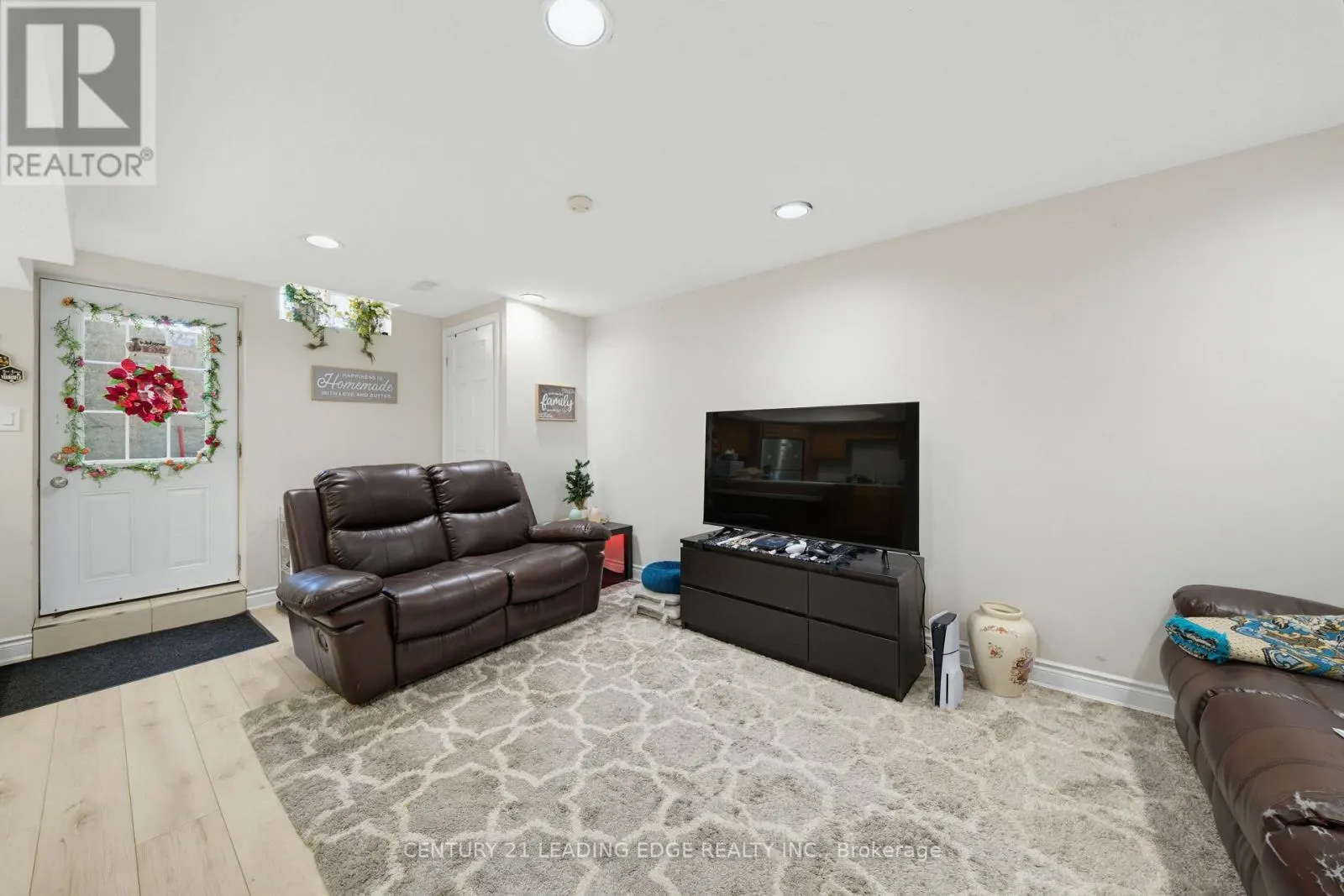 2353 WILDWOOD CRESCENT