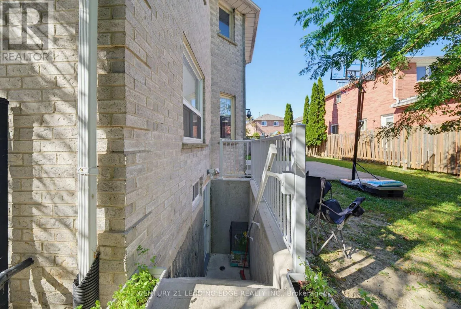 2353 WILDWOOD CRESCENT