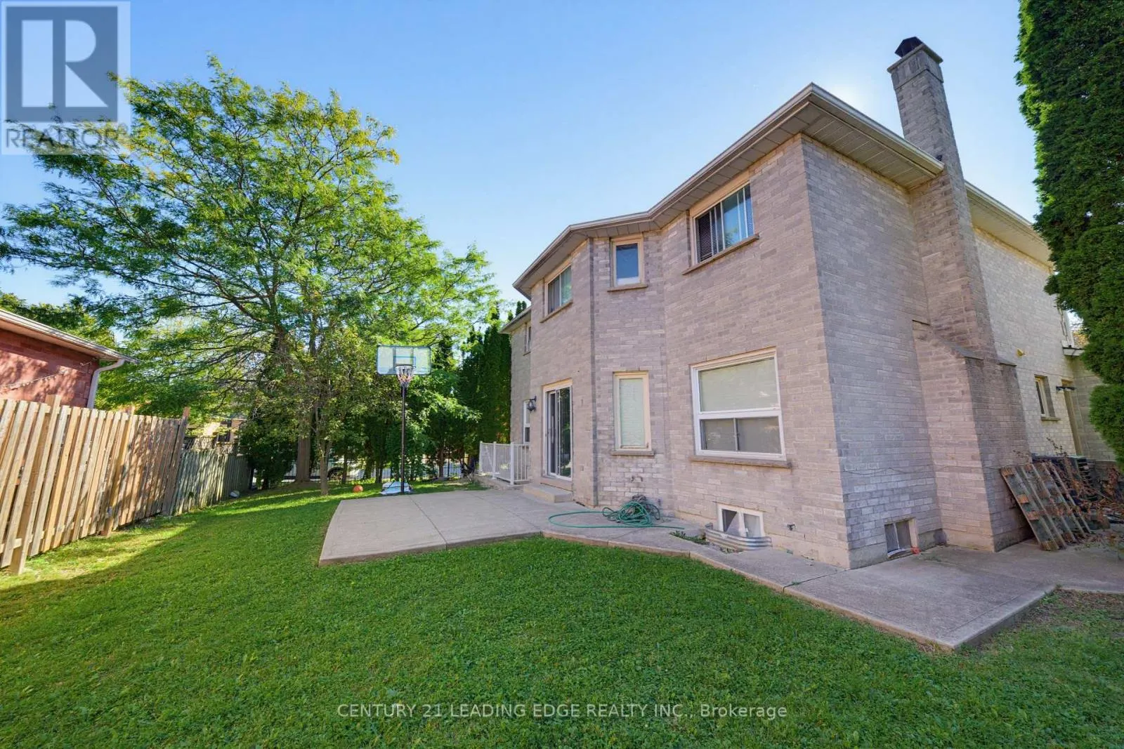 2353 WILDWOOD CRESCENT