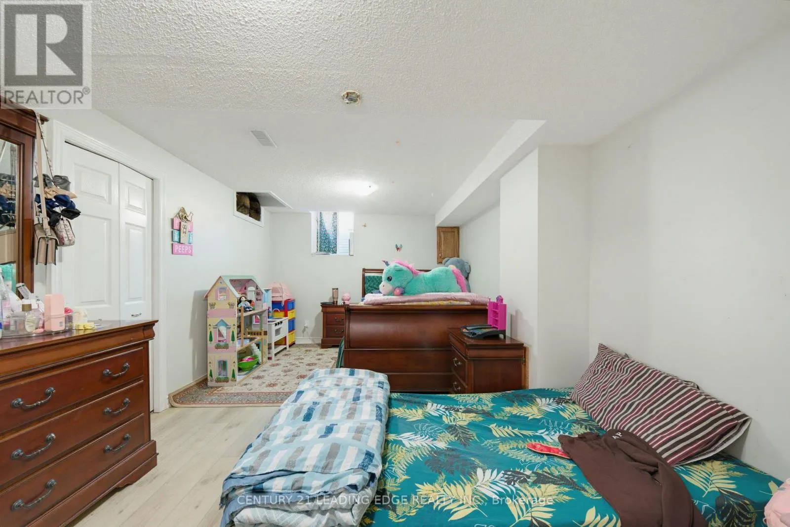 2353 WILDWOOD CRESCENT